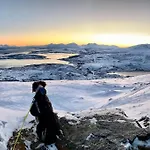 Kvaloya Arctic Retreat - In Beautiful Kvaloya, Quarto em Acomodações Particulares